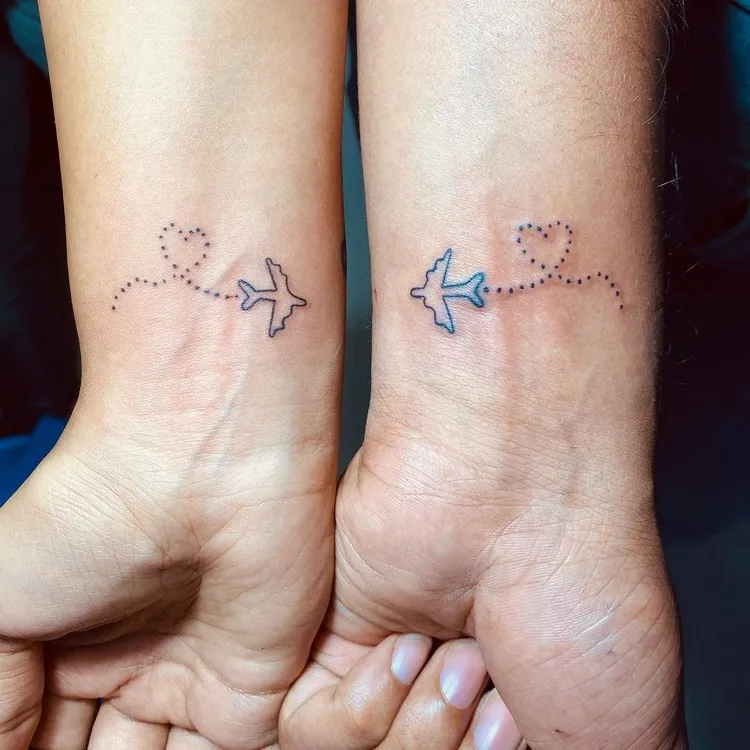 idée tatouage couple sur le poignet des avions watercolor tatouage couple petit