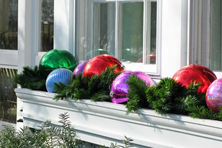 jardinière rebord fenetre extérieur boules de Noel géantes top idée déco DIY