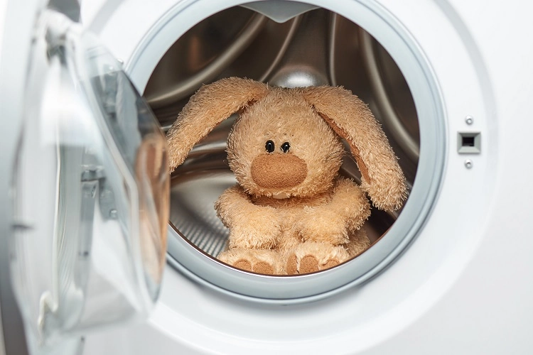 jouet lapin sale dans la machine a laver