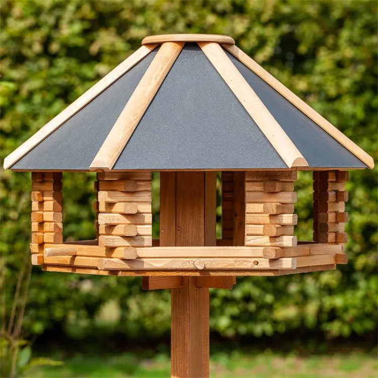 maison pour oiseau en bois sur pieds