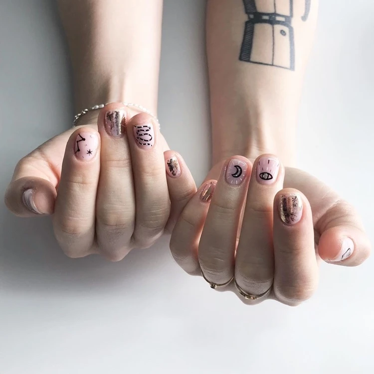 manucure astrologique minimaliste nail art constellation oeil de la providence