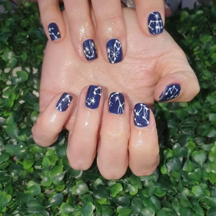 manucure astrologique ongles courts vernis bleu nail art constellations