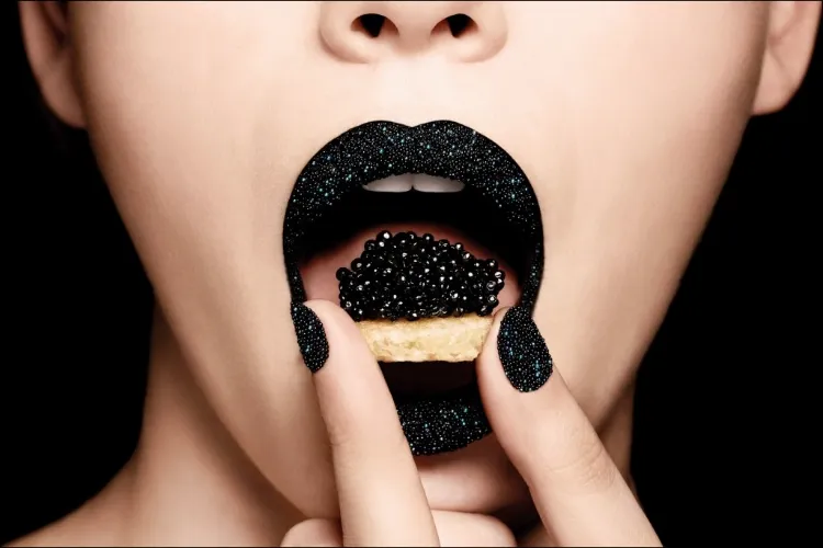 manucure caviar noire tendance comment décorer ongles perles microscopiques