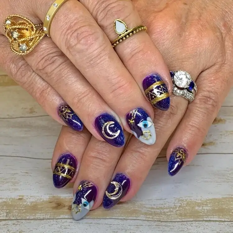 manucure femme après 50 ans vernis bleu violet nail art astrologique demi lune oeil de la providence
