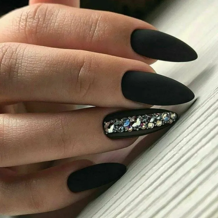 manucure noire matte tendance accent strass annulaire nail art facile