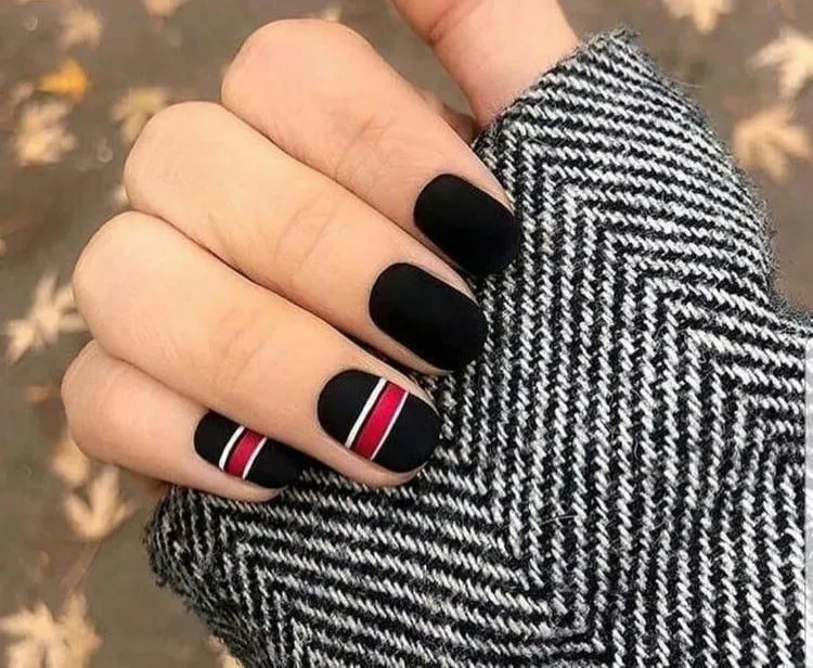 manucure noire tendance ongles courts décorations nail art lignes rouge blanc
