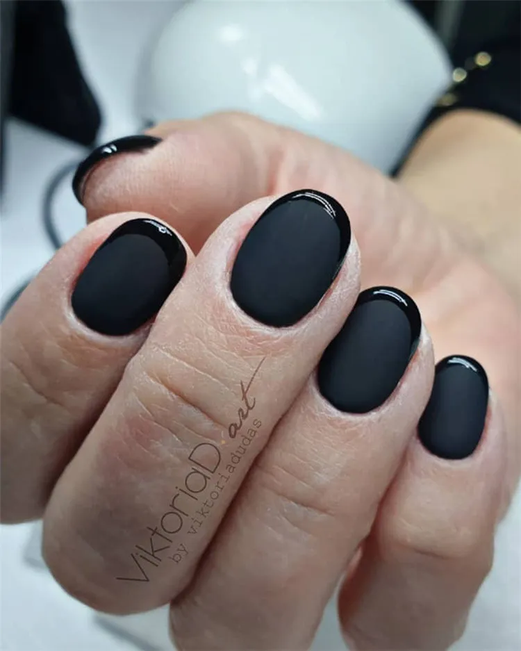 manucure tendance noire ongles courts french pointes brillantes