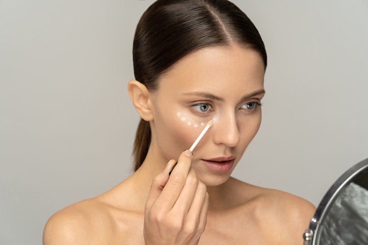 maquillage leger naturel minimaliste façon clean look étapes à suivre make-up tendance 2021 2022 anticernes concealer