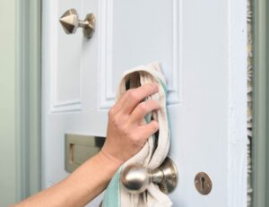 meilleures astuces pour nettoyer une porte entrée bois verre aluminium placard de frigo de four