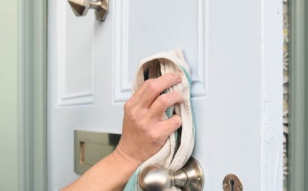 meilleures astuces pour nettoyer une porte entrée bois verre aluminium placard de frigo de four