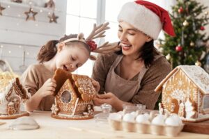 mere et fille construisent une maison en pain d epices