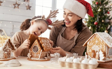 mere et fille construisent une maison en pain d epices