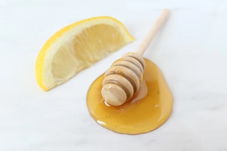 mélange de miel et de jus de citron pour soigner un mal de gorge naturellement et rapidement