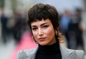 mixie cut coupe cheveux courts femmes tendance coiffure hiver 2021 style capillaire rétro Úrsula Corberó