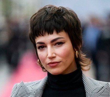 mixie cut coupe cheveux courts femmes tendance coiffure hiver 2021 style capillaire rétro Úrsula Corberó