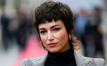 mixie cut coupe cheveux courts femmes tendance coiffure hiver 2021 style capillaire rétro Úrsula Corberó
