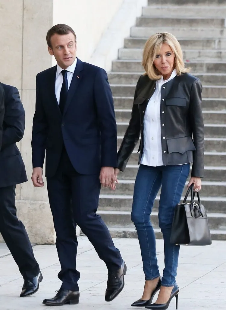 mode automne hiver 2021 2022 femme Brigitte Macron vetements veste en cuir jeans bleus chemise blanche