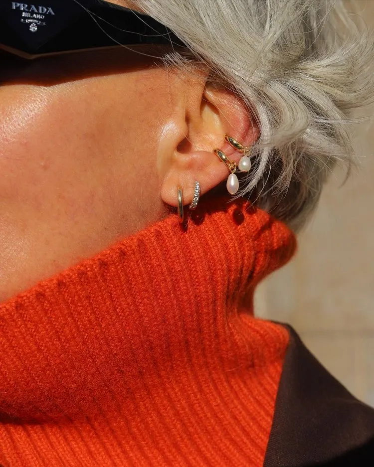 mode femme plus de 50 ans accessoires de mode donne un coup de jeune à son style plusieurs boucles d'oreilles