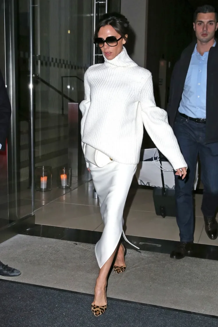 mode femme pull col roulé blanc et jupe blanche