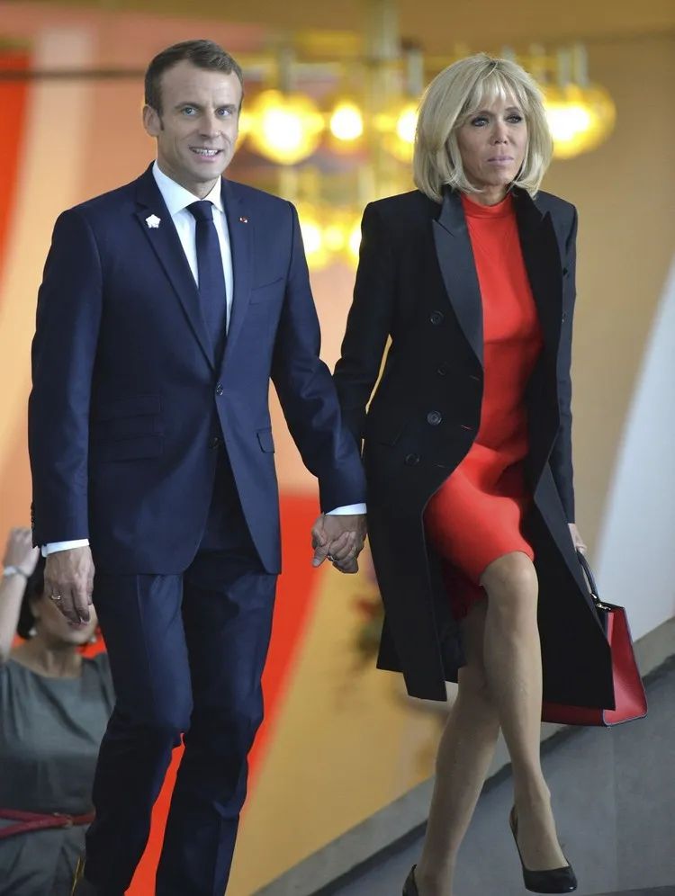 mode hiver 2021 2022 inpiration style vestimentaire Brigitte Macron robe droite couleur vive long manteau noir