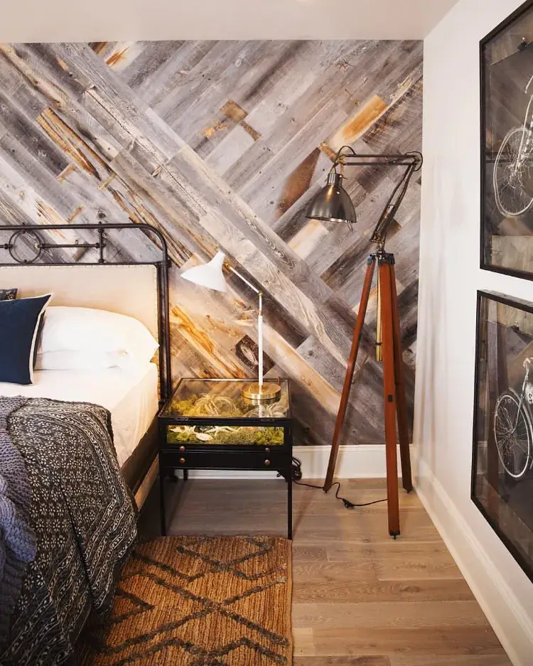 mur d'accent en bois de récupération diagonale chambre à coucher adulte