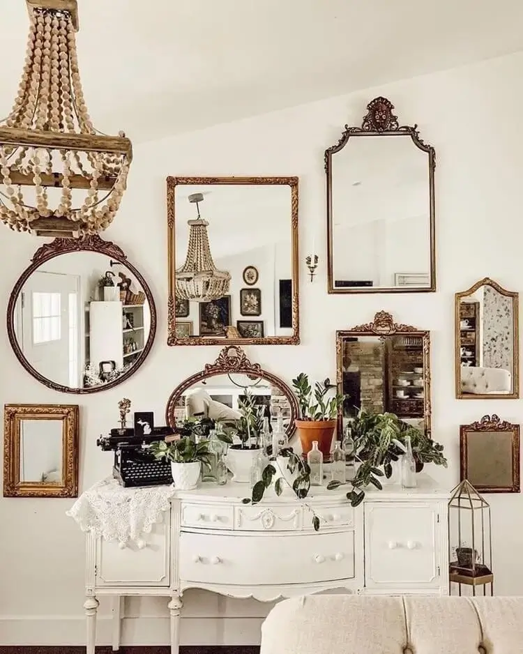 mur de miroirs style vintage commode baroque blanche