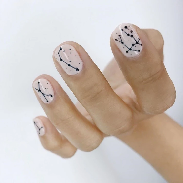 nail art constellations sur ongles très courts vernis nude