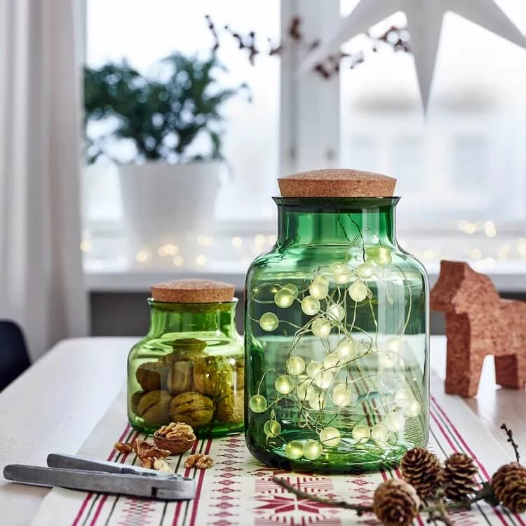 nouveautés déco Ikea novembre bocal en verre vert avec guirlande lumineuse dedans idée déco de table Noel