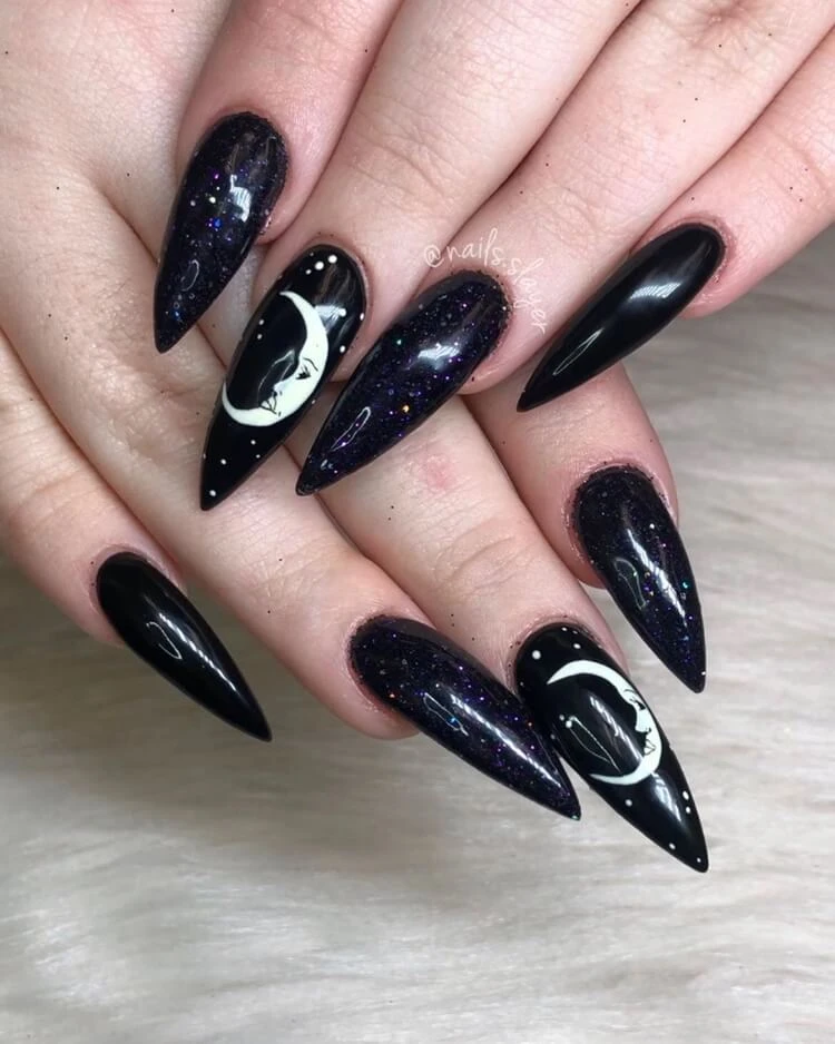 ongles stiletto noirs avec nail art astrologique demi lune