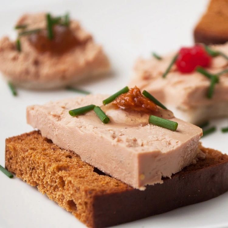 Pâté sur tartine foie gras