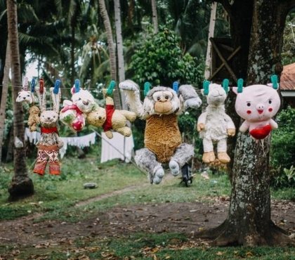 peluches nettoyees accrochees dehors pour secher