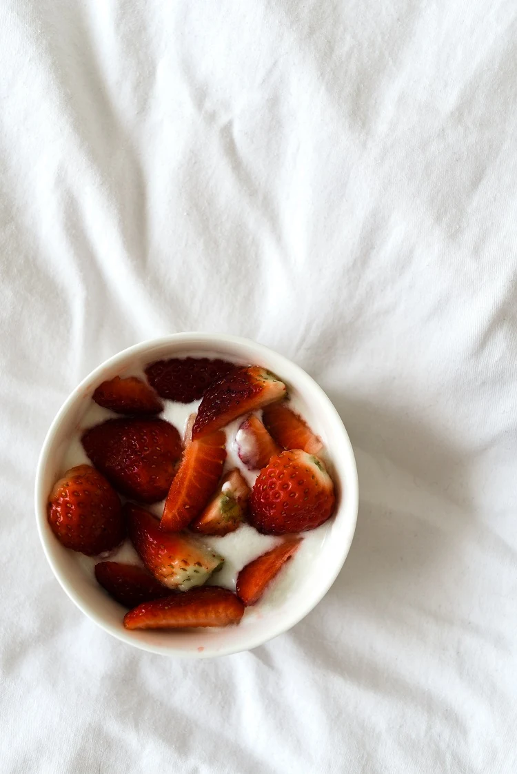 petit dejeuner yaourt nature avec des fraises