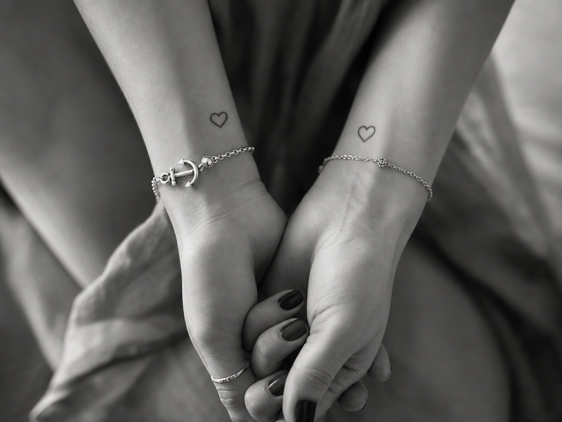 tatouage de couple original sur le poignet coeurs idee tattoo couple