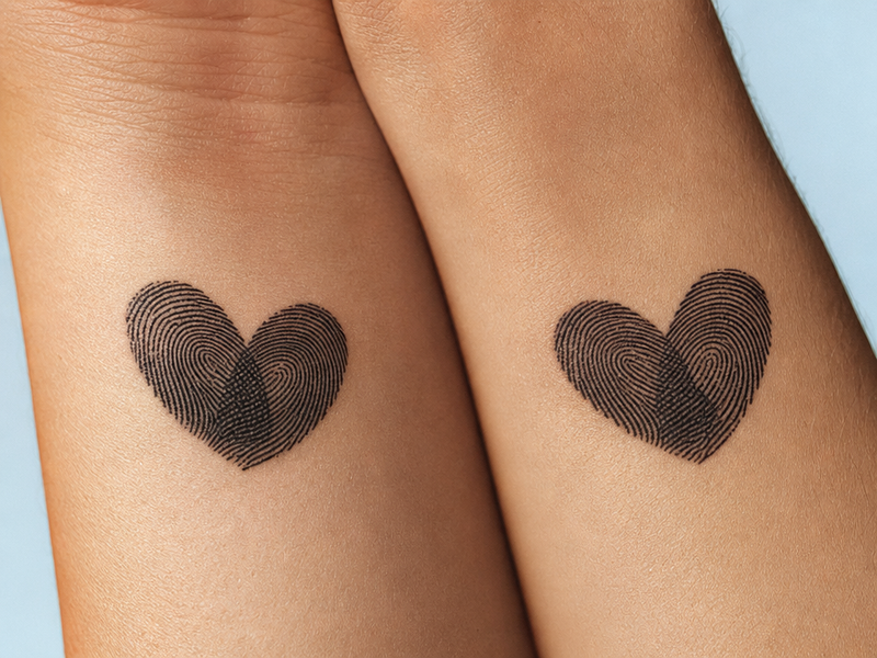 petit tatouage a faire en couple empreintes de doigts sous forme de coeurs tattoo poignet