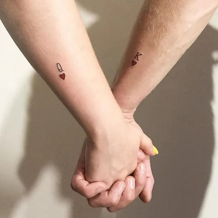petit tatouage couple discret coeurs rouges minuscules roi et reine