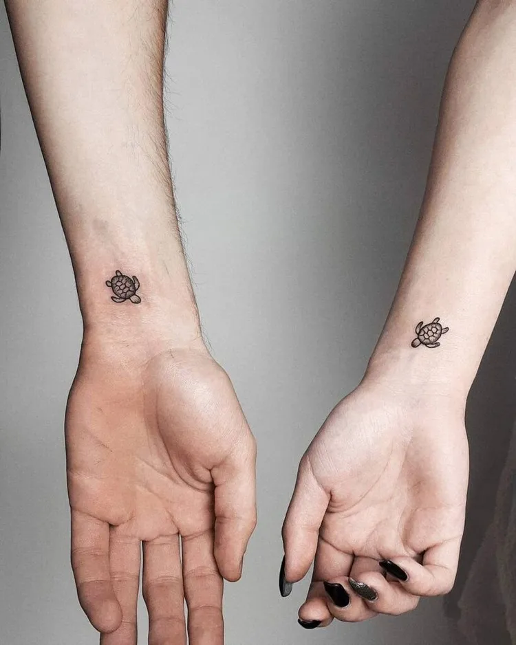 petit tatouage couple discret poignet des tortoises idée mignonne pour homme et femme