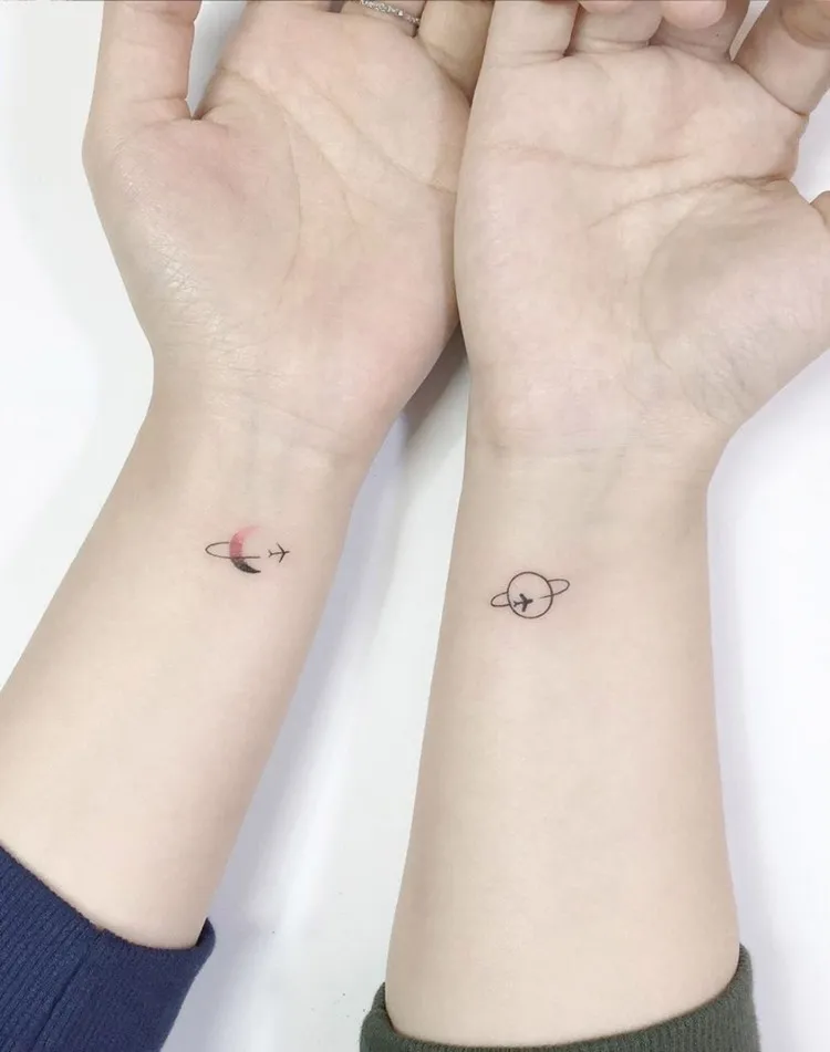 petit tatouage couple discret sur le poignet planète demi-lune tatouage aquarelle