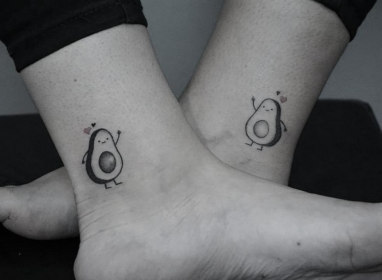 petit tatouage couple tattoo cheville homme et femme avocat idée tatouage en commun