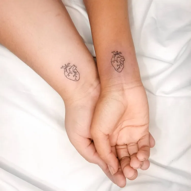 petit tatouage poignet couple vrais coeurs tattoo contours tatouage couple discret