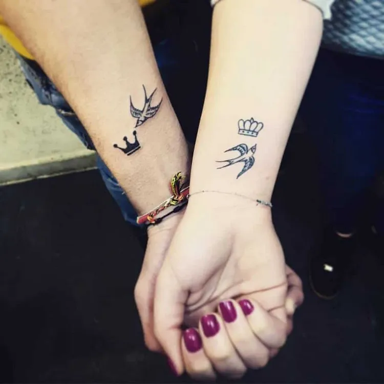 petit tattoo couple sur le poignet couronnes roi et reine oiseaux