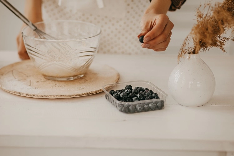 Préparation de yaourt fait main avec des fruits