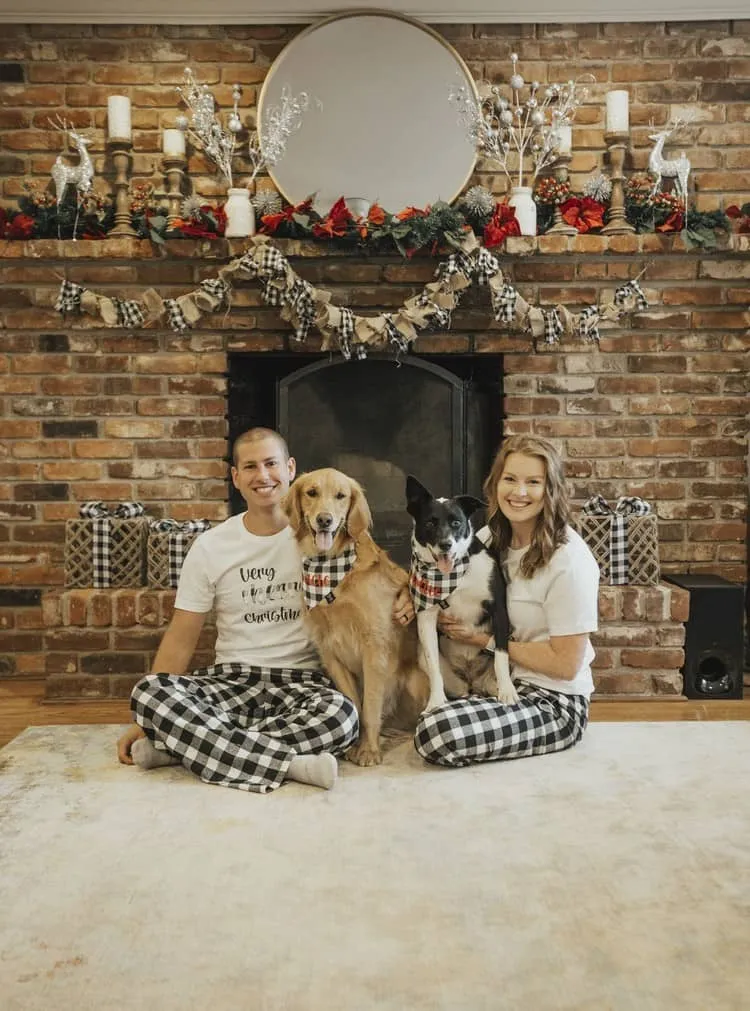 pyjama famille assorti pour faire une séance photo chez soi animaux de compagnie chiens avec bandanas de noel
