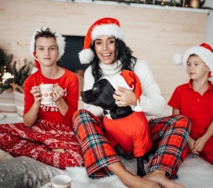 pyjama noel adulte et enfants bonnets de noel séance photo en famille fetes de fin d'année chien tenue de noel