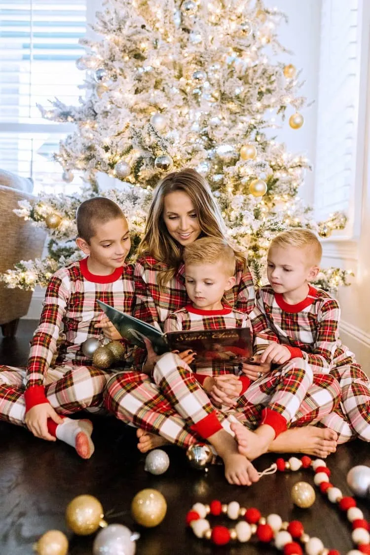 pyjama noel assorti famille pour séance photo arbre festif accent sur la décoration de noel mise en scène
