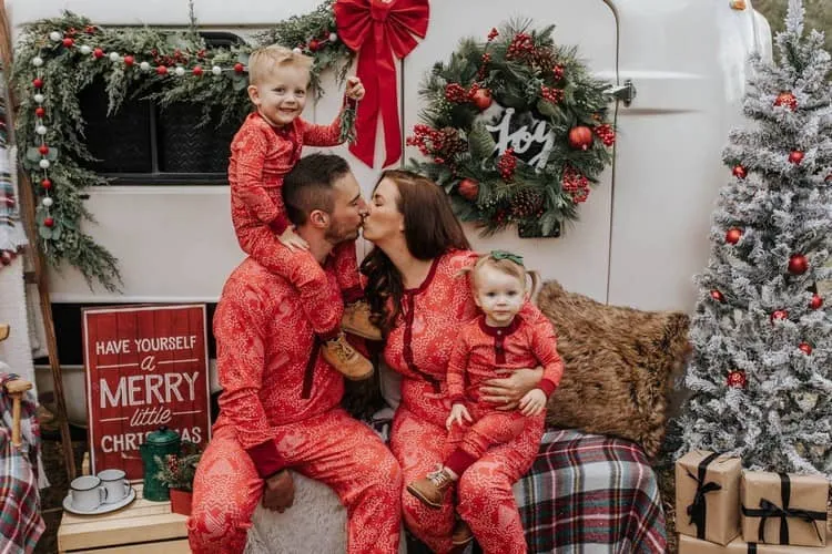 pyjama noel identique pour toute la famille séance photo noel tenue rouge décoration de Noël conseils astuces