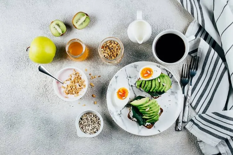 quel est le petit déjeuner idéal astuces recommandations catégories aliments à ajouter au menu protéines fibres glucides