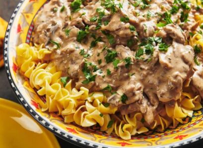 recette classique de boeuf stroganoff sur des pates
