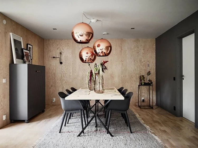 revetement mural bois dans la salle à manger contemporaine mobilier gris anthracite suspensions cuivre