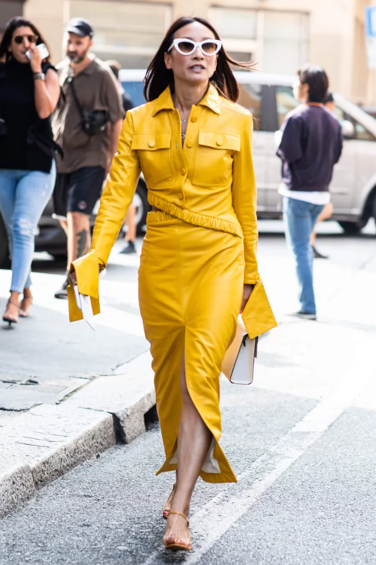 robe en cuir jaune femme tendance automne 2021