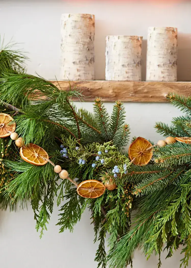 rondelles orange séchée perles en bois branches sapin guirlande décoration Noel originale